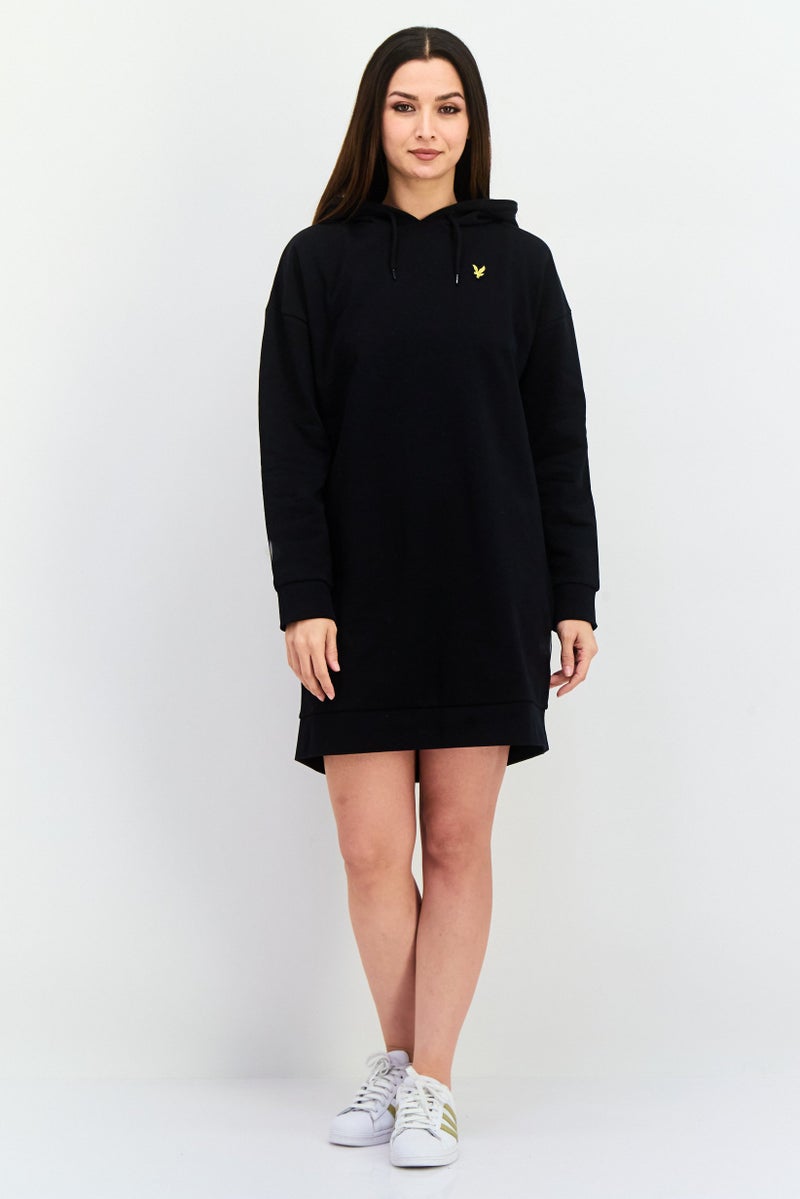 Lyle & Scott فستان سويت شيرت مزين بشعار مع غطاء رأس للنساء، أسود - Image 4
