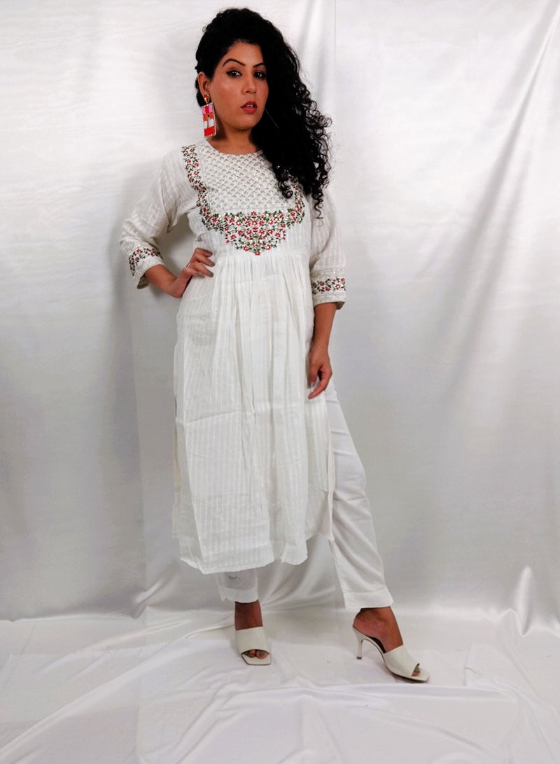 PRIYA’S PANACHE PRIYA'S PANACHE White Silk Straight Kurta Pant Set with Organza Dupatta – Traditional Ethnic Festival Partywear for Women  - Image 4