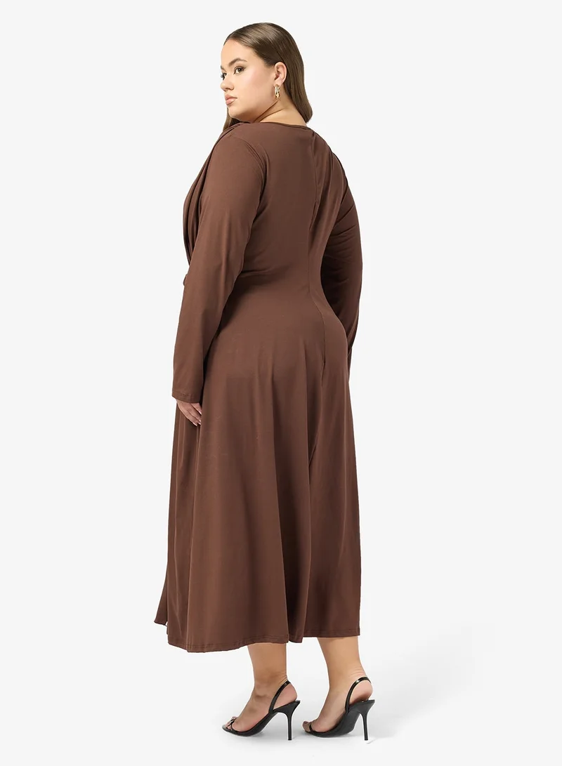 جينجر بلس فستان ماكسي بلف وتفاصيل مجمعة