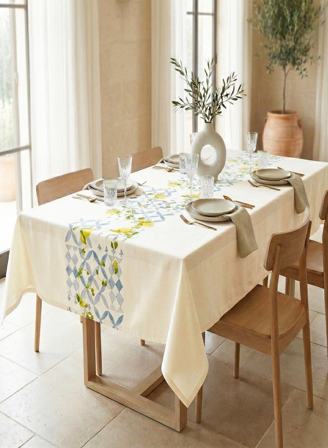 RUSTIQUE LINENS مفرش طاولة مستطيل الشكل من القطن المطبوع بنسبة 100% من RUSTIQUE LINENS، مناسب لـ 6 إلى 8 أشخاص، مقاوم للماء والبقع، ثقيل الوزن، قابل للغسل، بنقشة ليمونية (230 × 150 سم). - Image 1