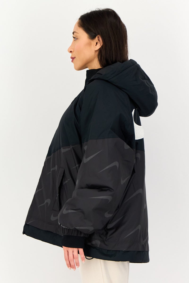 Nike جاكيت خارجي طويل الأكمام للنساء بشعار علامة ثيرما فيت، أسود - Image 2