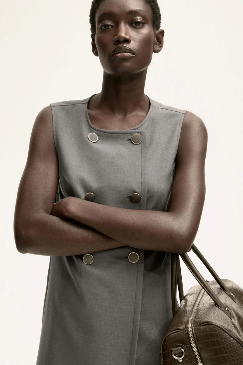 اتش اند ام فستان قصير بصف أزرار مزدوجة