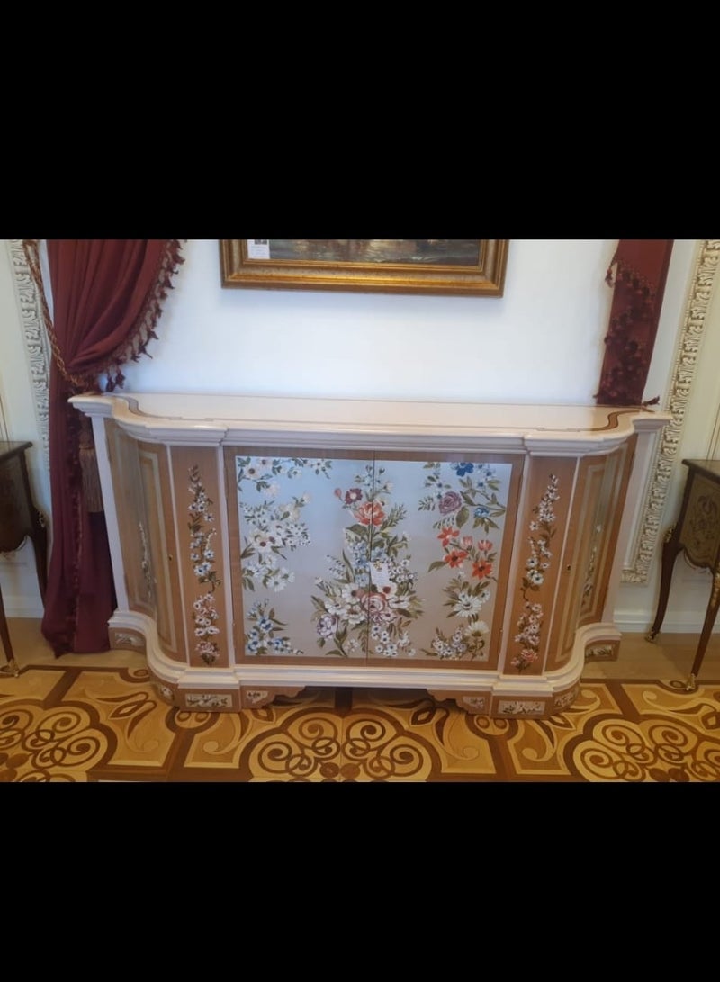 ماركة غير محددة بوفيه مطلي يدويًا مع 4 أبواب بزخارف نباتية بلون كريمي  - Image 2