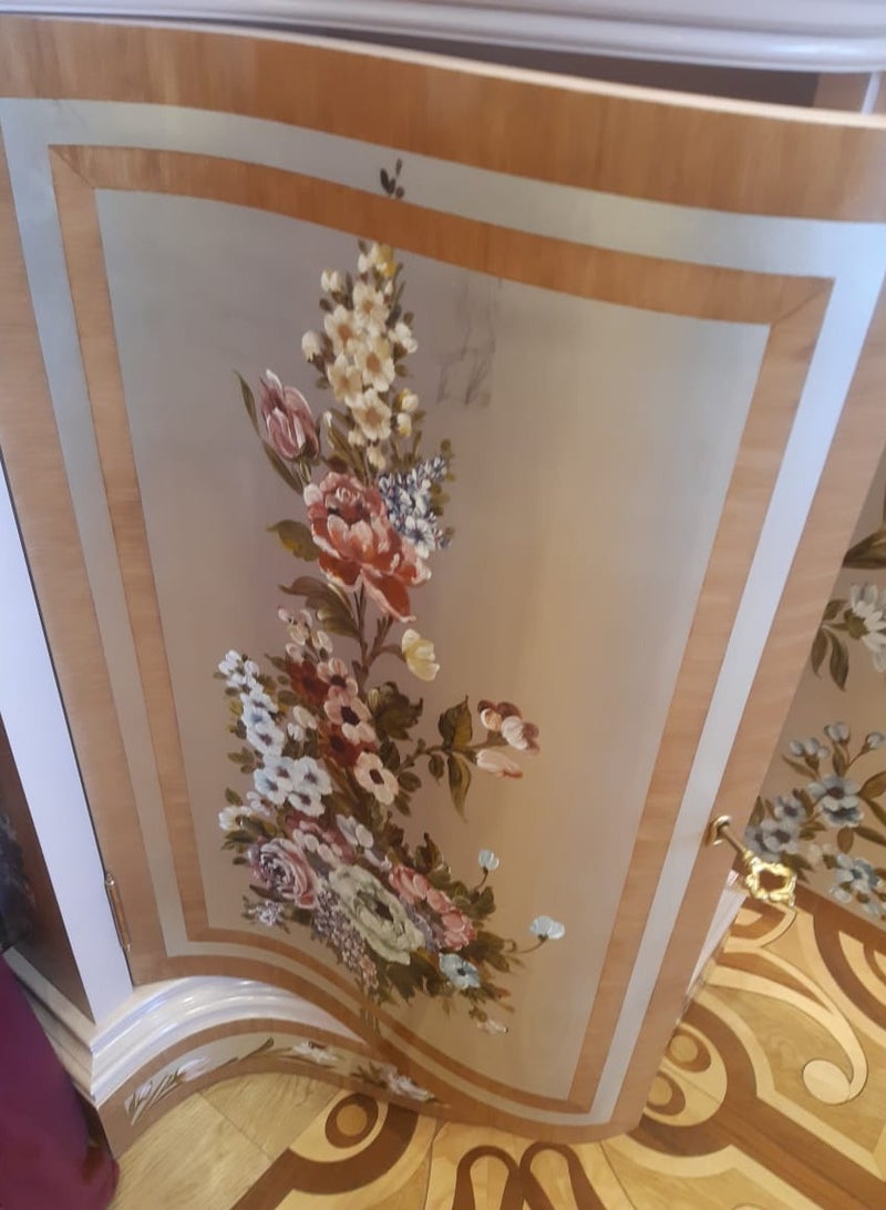 ماركة غير محددة بوفيه مطلي يدويًا مع 4 أبواب بزخارف نباتية بلون كريمي  - Image 3