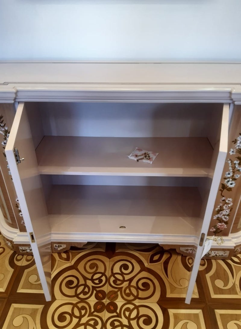 ماركة غير محددة بوفيه مطلي يدويًا مع 4 أبواب بزخارف نباتية بلون كريمي  - Image 5