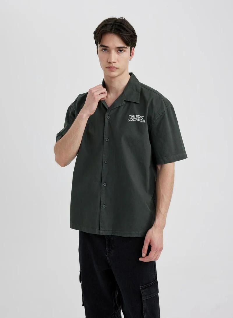 ديفاكتو قميص قطن مطبوع بأكمام قصيرة بقصة مريحة