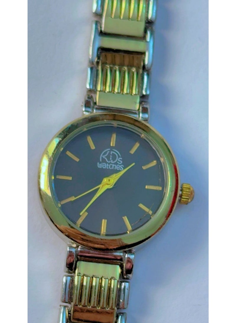 ار دي اس ساعة يد نسائية كوارتز من RDS Watches، مزودة بسلسلة من الفولاذ المقاوم للصدأ بلونين ذهبي وفضي، ومينا أسود أنيق، موديل 8465 - جديدة تمامًا - Image 3