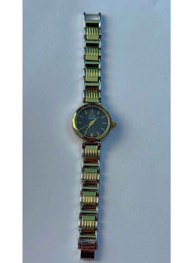 ار دي اس ساعة يد نسائية كوارتز من RDS Watches، مزودة بسلسلة من الفولاذ المقاوم للصدأ بلونين ذهبي وفضي، ومينا أسود أنيق، موديل 8465 - جديدة تمامًا - Image 2