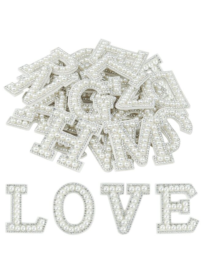 26 قطعة من رقعة حروف مرصعة بأحجار الراين واللؤلؤ ذاتية اللصق من AZ، رقعة حروف لؤلؤية لاصقة للملابس والأقمشة وحقائب الظهر (أبيض) - Image 1