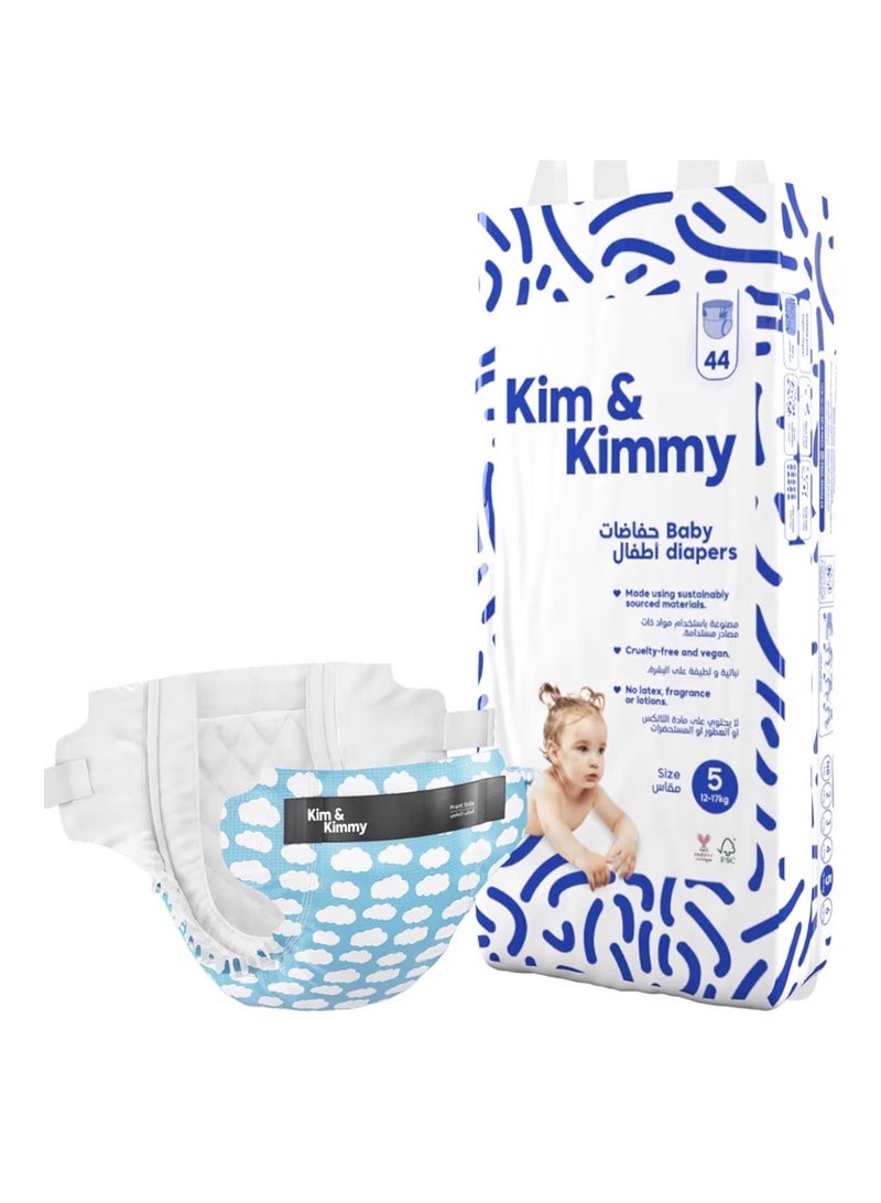 كيم آند كيمي حفاضات Kim & Kimmy الصديقة للبيئة، مقاس 5 (12-17 كجم)، 44 حفاضاً - حماية من التسرب لمدة 12 ساعة، تمنع الطفح الجلدي، لا تسبب الحساسية، فائقة النعومة وعالية الامتصاص - خالية من القسوة ونباتية - "غيوم صغيرة" (Little Clouds) - Image 1