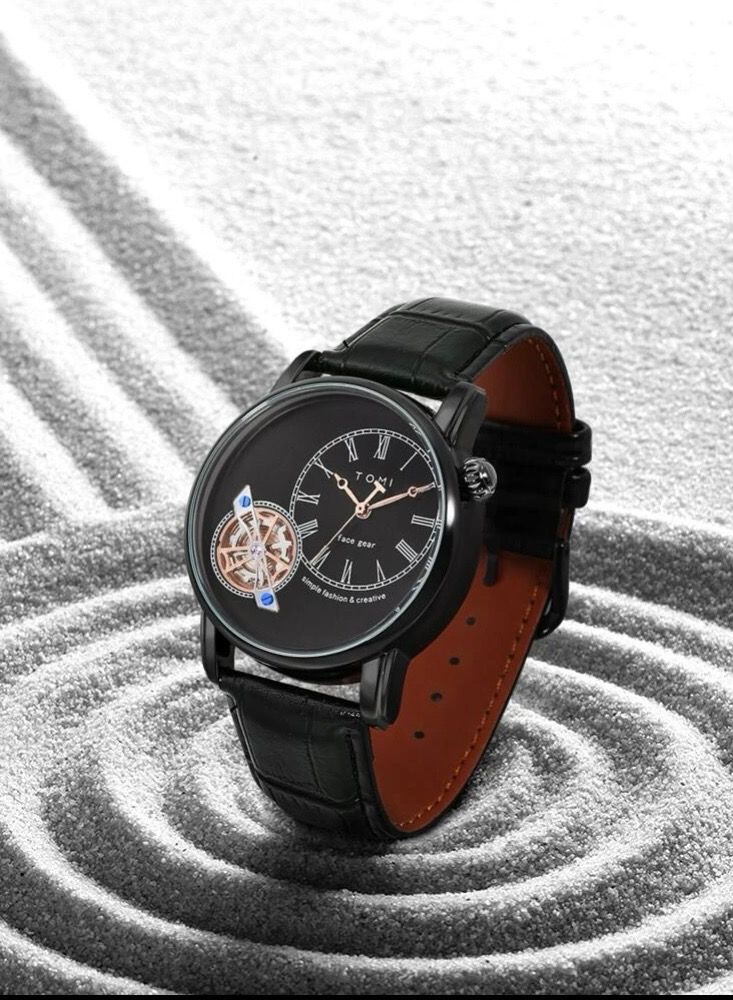 تومي ساعة يد بشكل مميز بعقارب وسوار جلد باللون الأسود وسوار باللون البني رجالي من تومي - Image 1