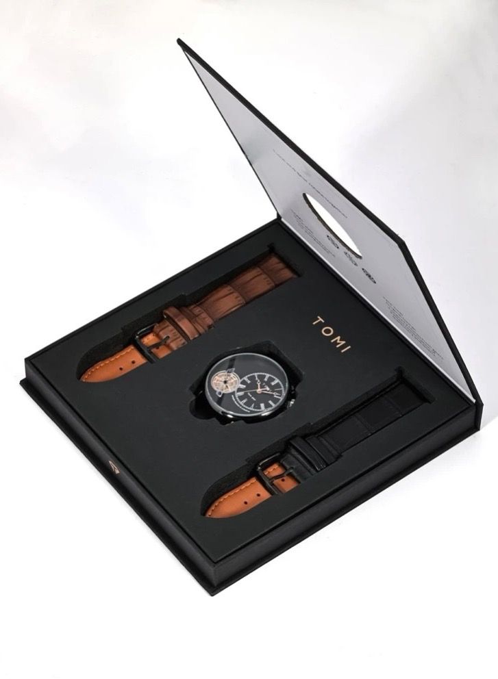 تومي ساعة يد بشكل مميز بعقارب وسوار جلد باللون الأسود وسوار باللون البني رجالي من تومي - Image 4