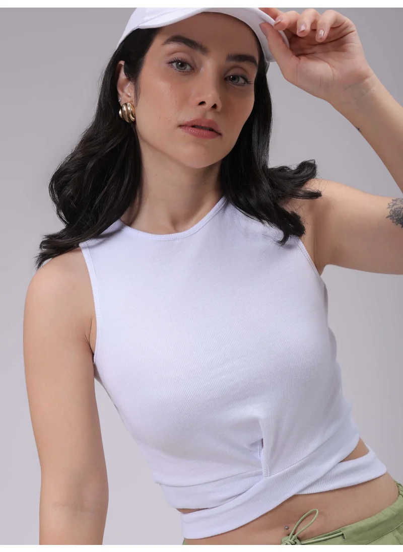 مرفوعة Women Flared White Solid Round Neck Sleeveless Top