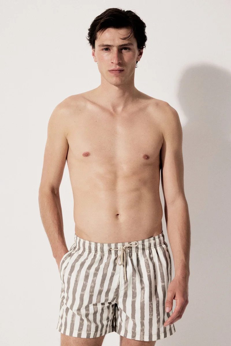 اتش اند ام شورت سباحة مزين بنقوش