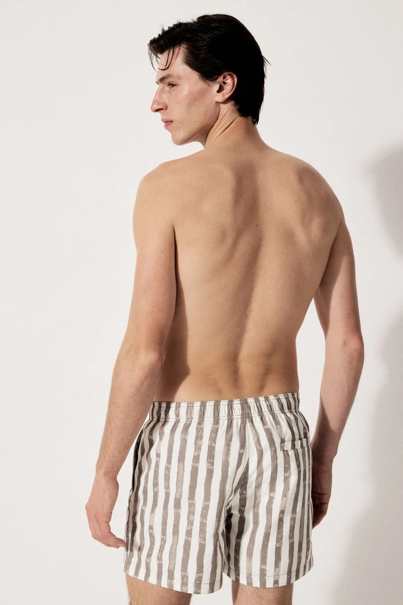 اتش اند ام شورت سباحة مزين بنقوش