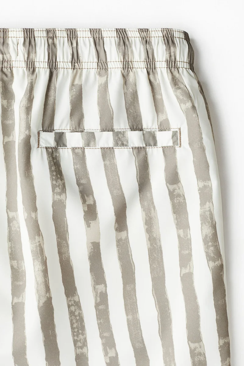 اتش اند ام شورت سباحة مزين بنقوش