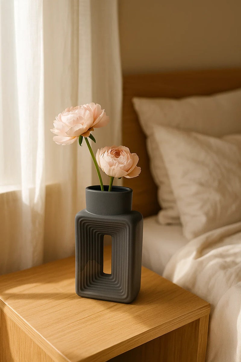 ماريا هومز مزهرية خزفية هندسية رمادية غير لامعة – أصيص زهور مزخرف مستطيل حديث بتصميم مقطوع - Image 1