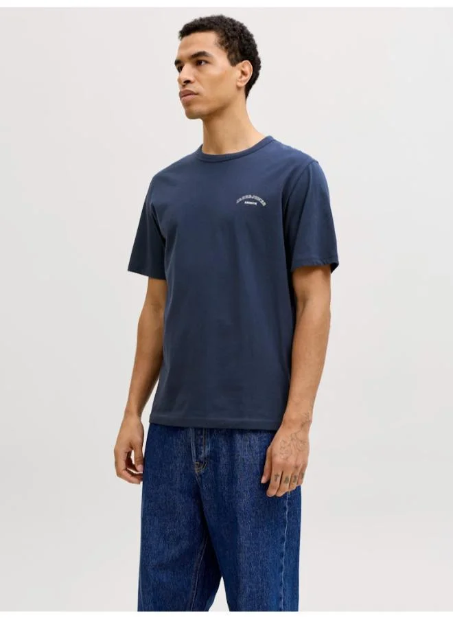 جاك اند جونز تيشيرت بياقة دائرية مطبوع بشعار وقصة منتظمة