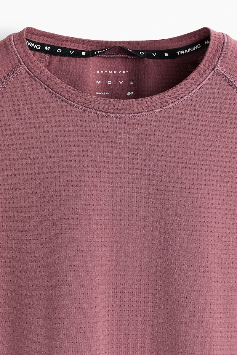 اتش اند ام تي-شيرت رياضي بقصّة ضيقة من نسيج دراي موف
