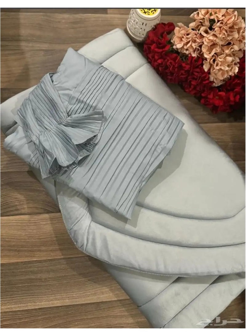 سجادة صلاة ببطانة اسفنج على شكل المحراب . واسدال صلاة مرد وطرحة متصلة . مقاس واحد كبير للنساء .