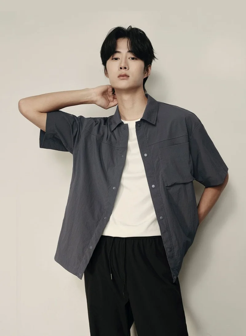 جيوردانو قميص رجالي قصير الأكمام من النايلون المطاطي خفيف الوزن ومقاوم للماء | مجموعة كوريا