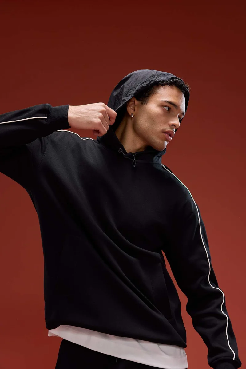 ديفاكتو Boxy Fit Long Sleeve Printed Hoodie