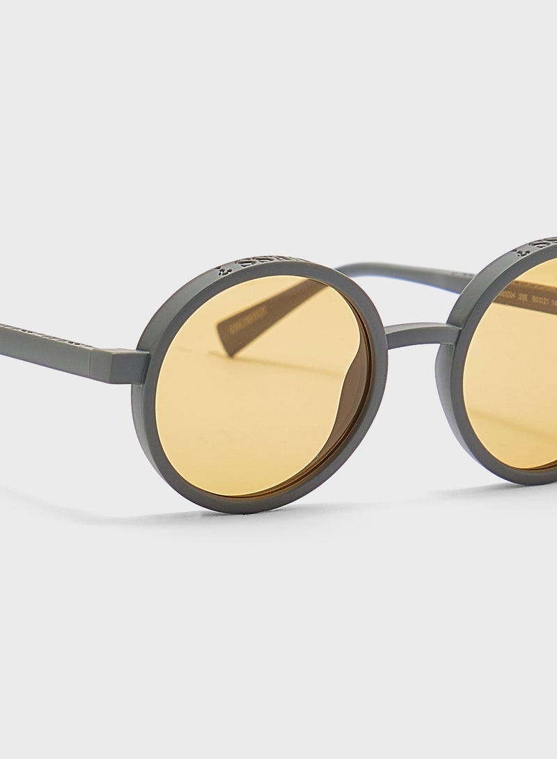 GUESS Gu0023420E50 Round Sunglasses  - Image 3
