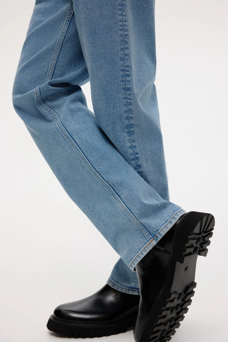 اتش اند ام جينز بخصر عادي وقصّة مستقيمة