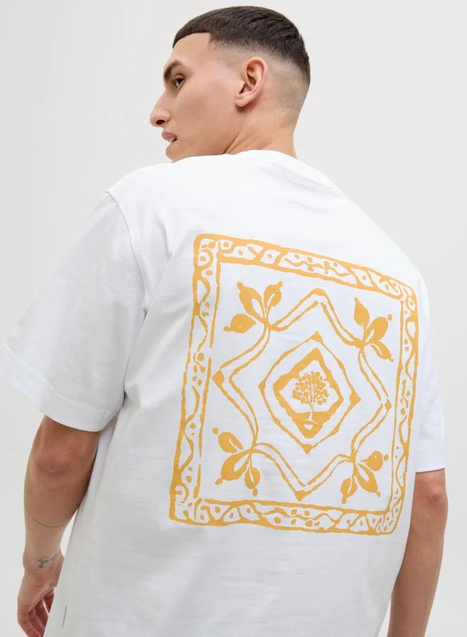 جاك اند جونز تيشيرت بطبعة جرافيك وياقة ضيقة