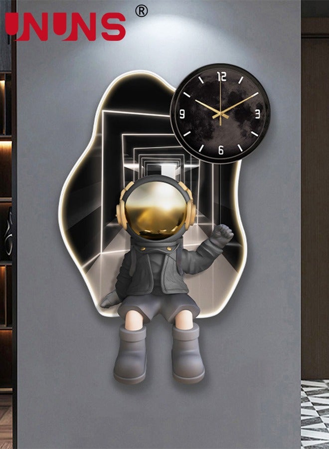 UNUNS ساعات حائط كبيرة لغرفة المعيشة، ساعة حائط حديثة ب pendulum، تعمل بالبطارية، صامتة، غير مزعجة لغرفة النوم والمطبخ والمكتب، ساعة بشكل رائد فضاء لتزيين الحائط في المنزل، 25X40 سم - Image 1