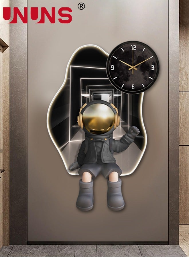 UNUNS ساعات حائط كبيرة لغرفة المعيشة، ساعة حائط حديثة ب pendulum، تعمل بالبطارية، صامتة، غير مزعجة لغرفة النوم والمطبخ والمكتب، ساعة بشكل رائد فضاء لتزيين الحائط في المنزل، 25X40 سم - Image 3