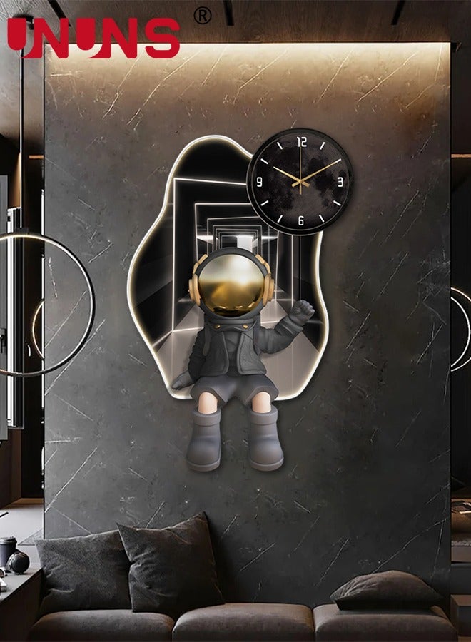UNUNS ساعات حائط كبيرة لغرفة المعيشة، ساعة حائط حديثة ب pendulum، تعمل بالبطارية، صامتة، غير مزعجة لغرفة النوم والمطبخ والمكتب، ساعة بشكل رائد فضاء لتزيين الحائط في المنزل، 25X40 سم - Image 4