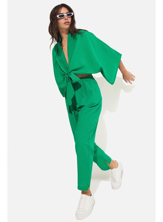 جون طقم بنطلون بلوزة جين بلون أخضر بتفاصيل ربطة - Image 1