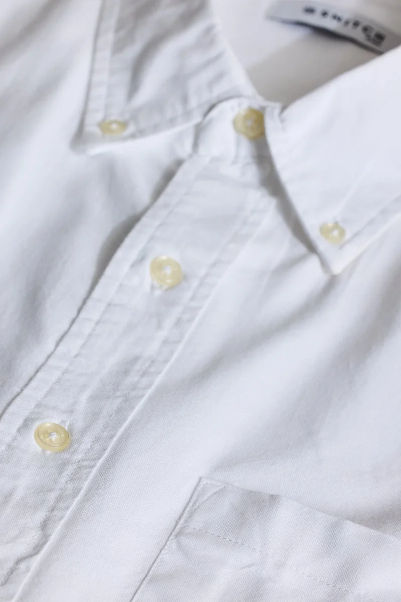 SNITCH قميص أبيض سادة مقاس كبير بقصة عادية