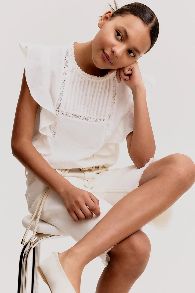 اتش اند ام بلوزة من القطن بتفاصيل مكشكش