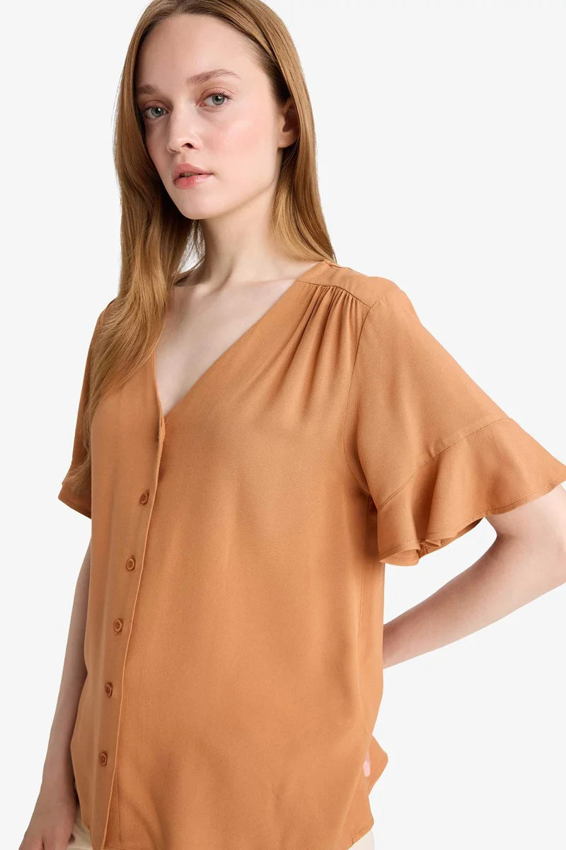 ديفاكتو Regular Fit V-Neck Short Sleeve Shirt