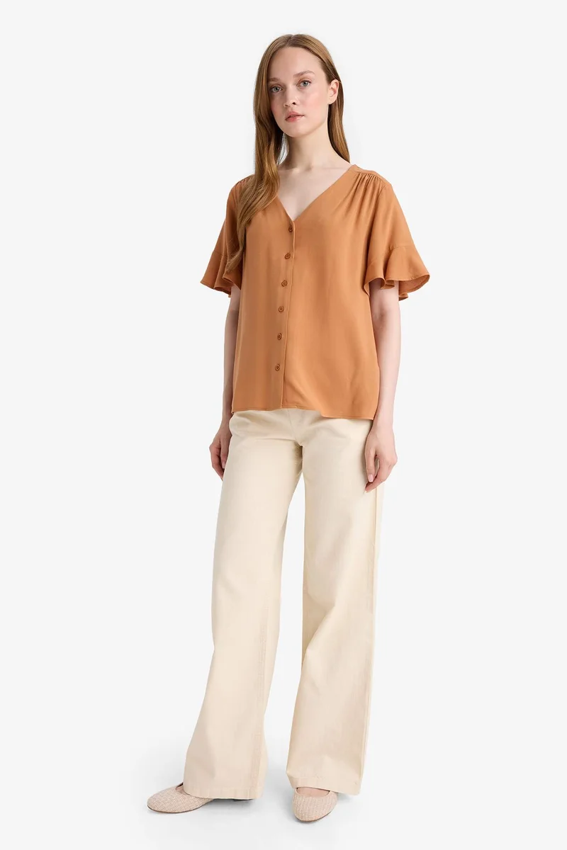 ديفاكتو Regular Fit V-Neck Short Sleeve Shirt