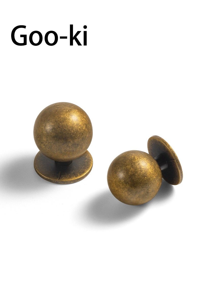 Goo-Ki مقابض خزانة كروية 6 عبوات - Goo-Ki لمسة نهائية نحاسية عتيقة - مقبض كروي من سبائك الزنك الصلبة مع مسامير تثبيت - 1.25 بوصة سهلة التنظيف للمطبخ وخزانة الملابس - Image 1