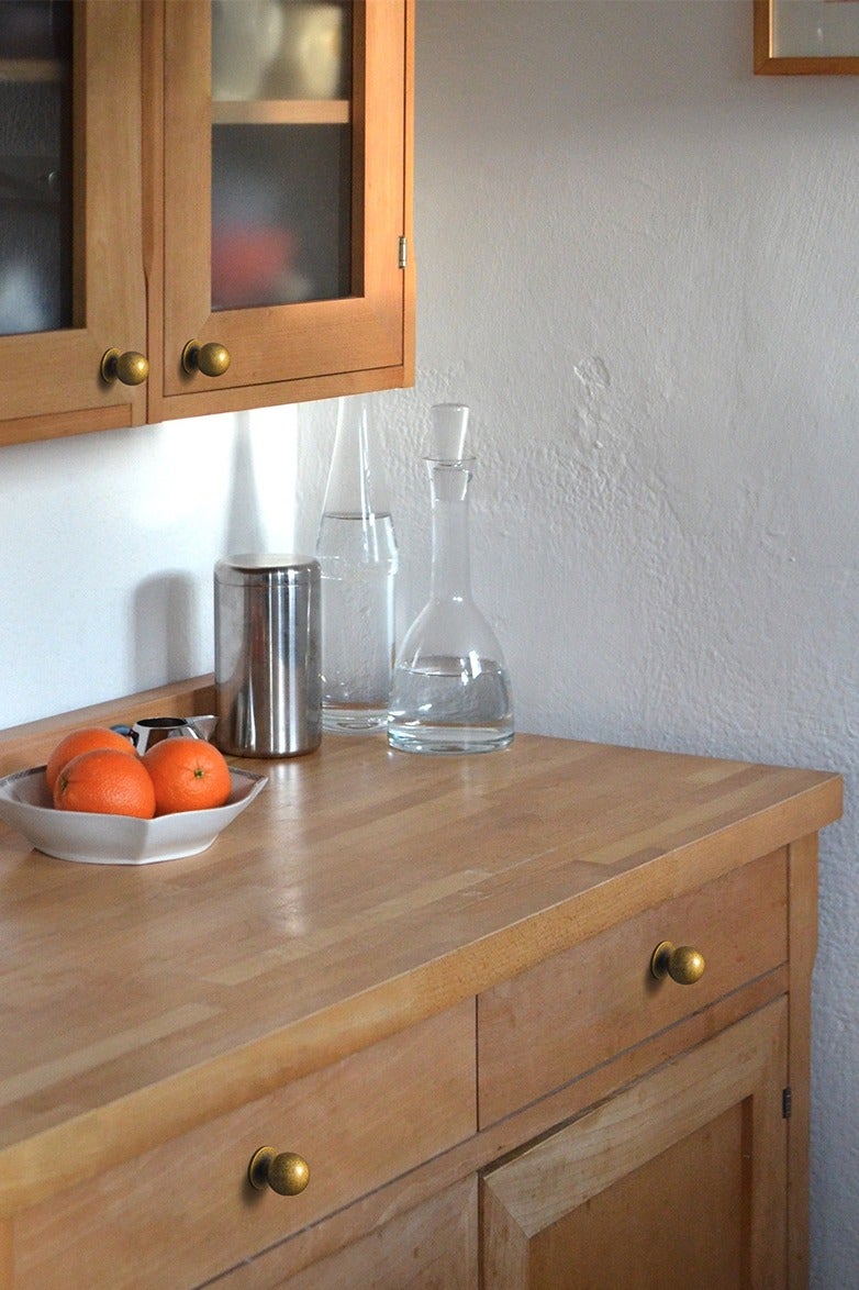 Goo-Ki مقابض خزانة كروية 6 عبوات - Goo-Ki لمسة نهائية نحاسية عتيقة - مقبض كروي من سبائك الزنك الصلبة مع مسامير تثبيت - 1.25 بوصة سهلة التنظيف للمطبخ وخزانة الملابس - Image 2