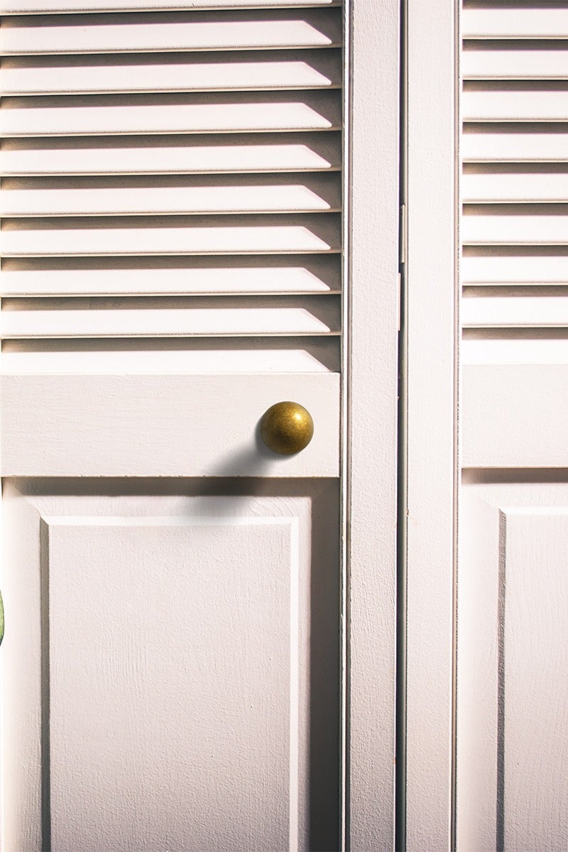 Goo-Ki مقابض خزانة كروية 6 عبوات - Goo-Ki لمسة نهائية نحاسية عتيقة - مقبض كروي من سبائك الزنك الصلبة مع مسامير تثبيت - 1.25 بوصة سهلة التنظيف للمطبخ وخزانة الملابس - Image 4