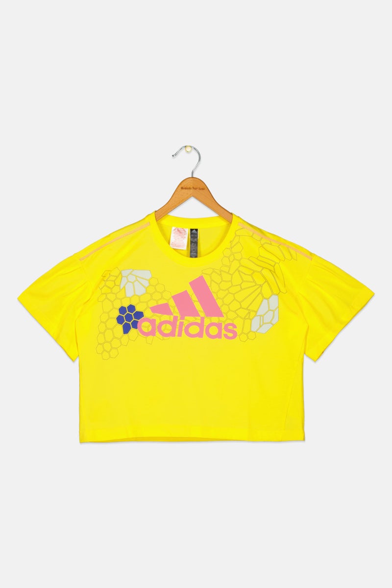 Adidas تي شيرت قصير الأكمام للتدريب للبنات مع شعار العلامة التجارية، أصفر - Image 1