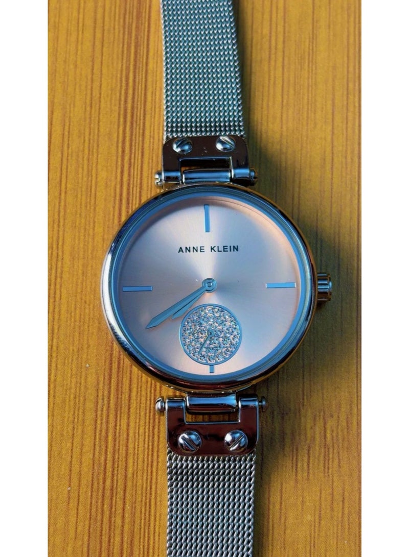 ان كلاين ساعة آن كلاين النسائية الأنيقة ذات الحركة الكوارتز AK/3001 - سوار شبكي ذهبي وردي مزين بكريستال - بحالة ممتازة - Image 3
