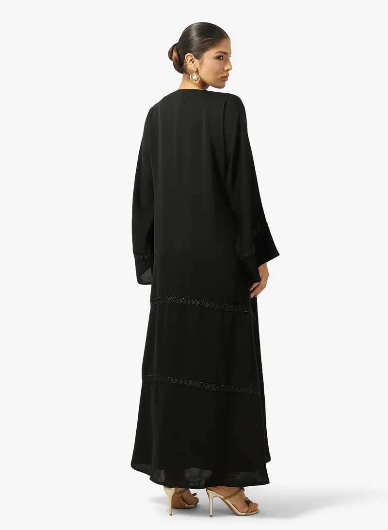 هيا كلوزيت عباية مفتوحة بياقة على شكل حرف  ومزينة