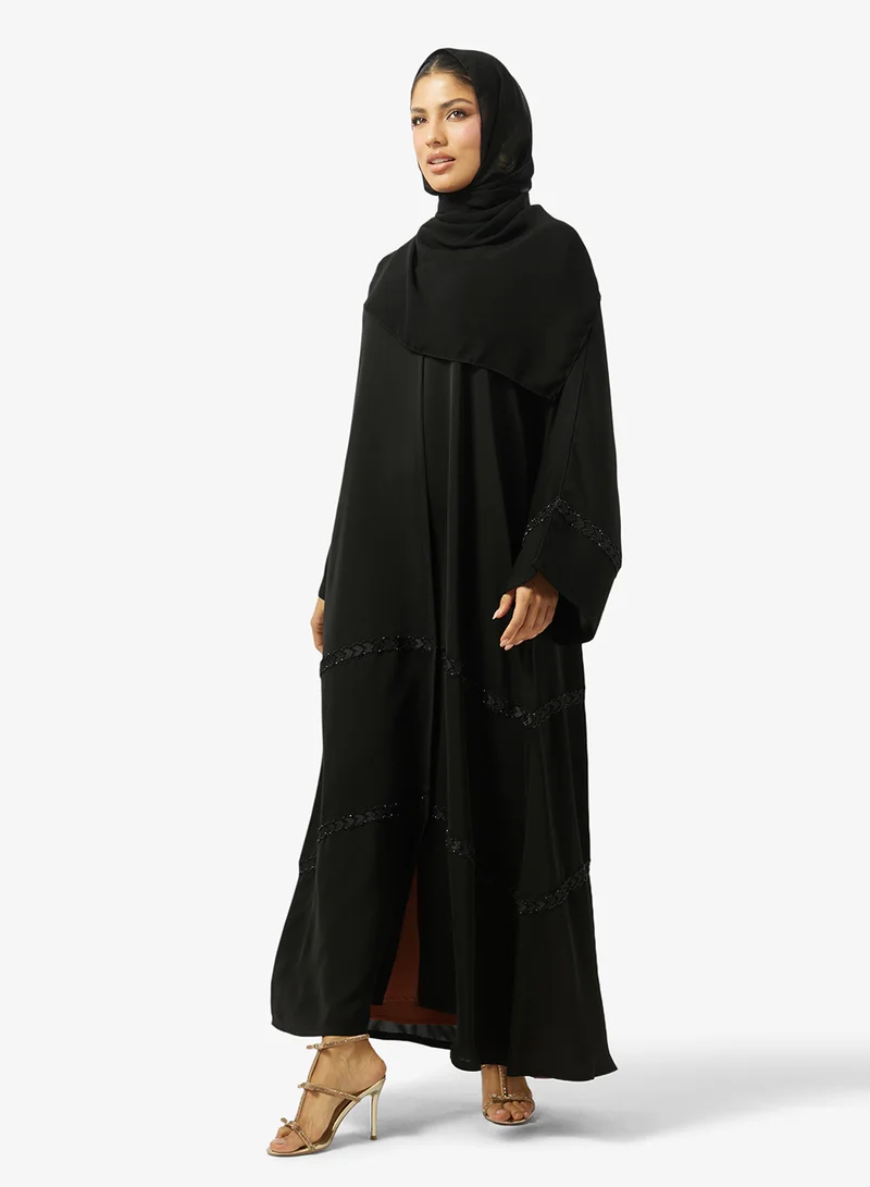 هيا كلوزيت عباية مفتوحة بياقة على شكل حرف  ومزينة