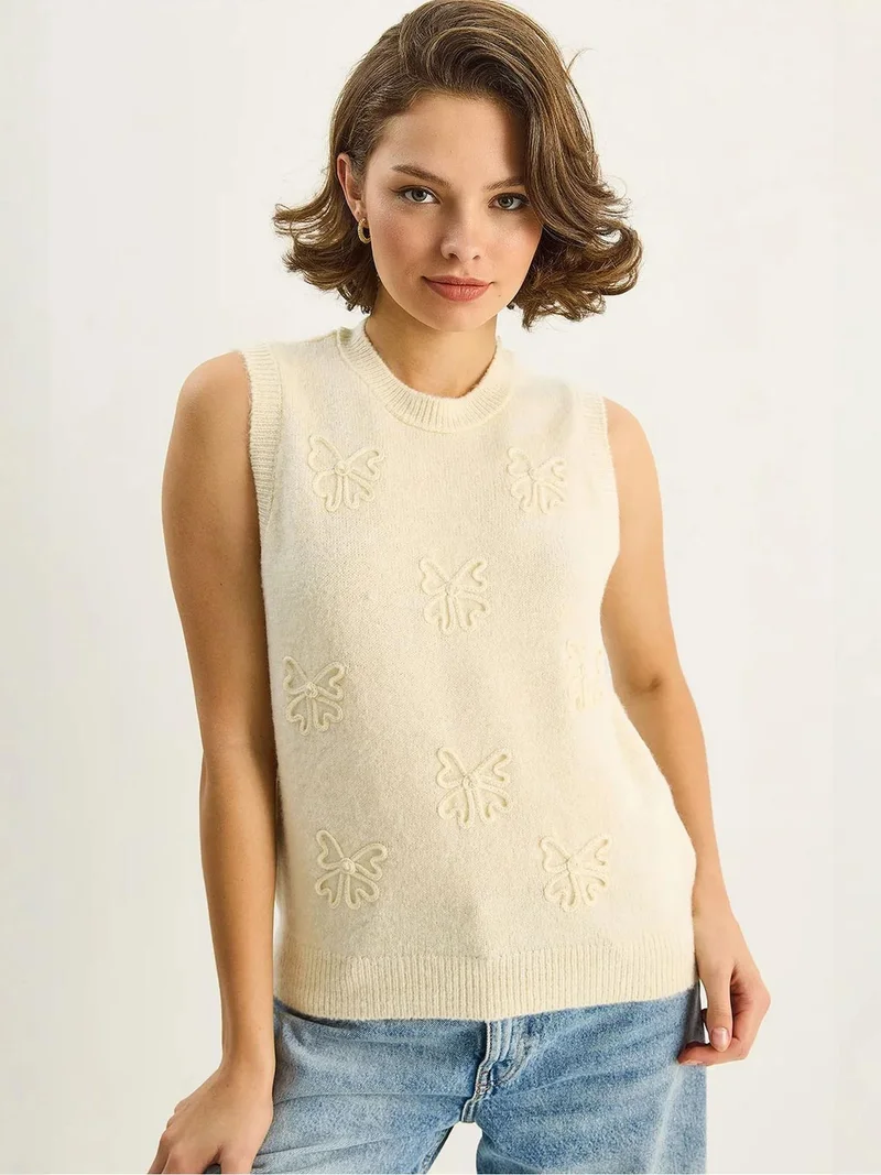 Bianco Lucci LUCCI Knit Sweater Vest with Embroidery