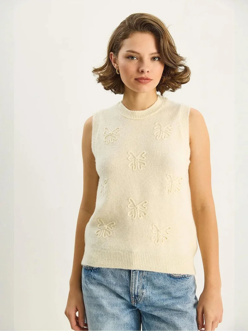 Bianco Lucci LUCCI Knit Sweater Vest with Embroidery