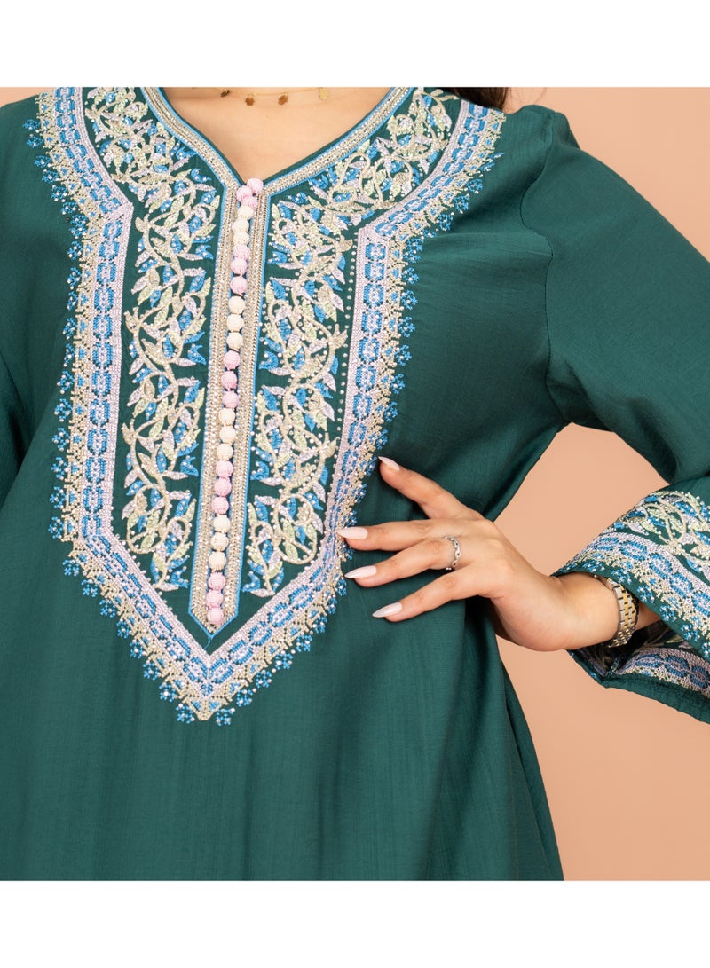 اكسا جلابية كلاسيكية سادة مطرزة من الأمام والأكمام - Image 2