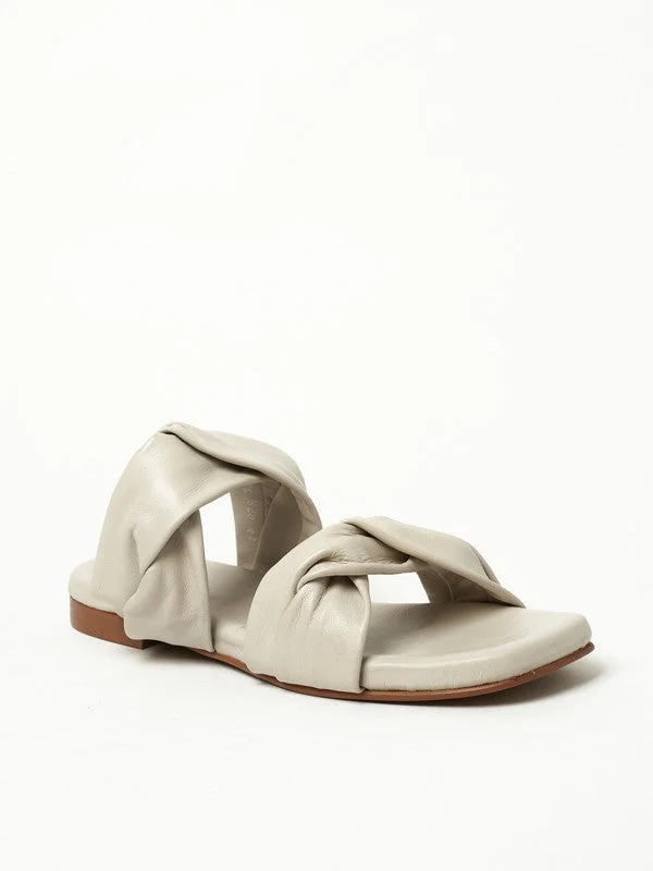 ييزو صنادل نسائية مسطحة سهلة الارتداء - أحذية مريحة وأنيقة للاستخدام اليومي