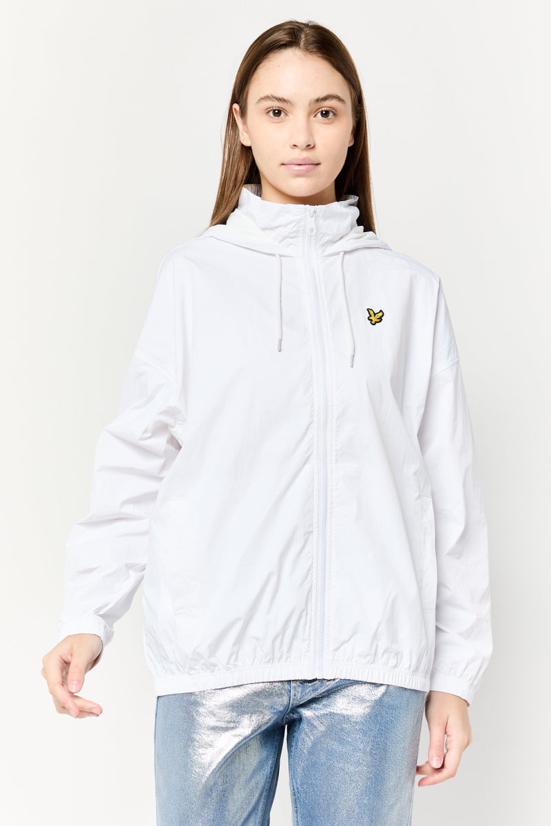 Lyle & Scott جاكيت واقي من الرياح مزين بشعار للنساء، أبيض - Image 1