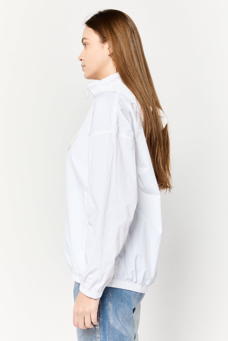 Lyle & Scott جاكيت واقي من الرياح مزين بشعار للنساء، أبيض - Image 3